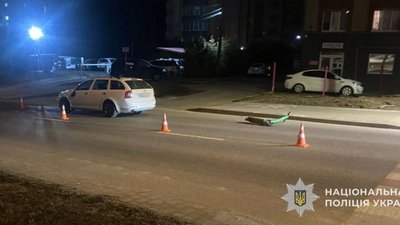 У Львові на одному самокаті їхали двоє дівчат і потрапили під автомобіль