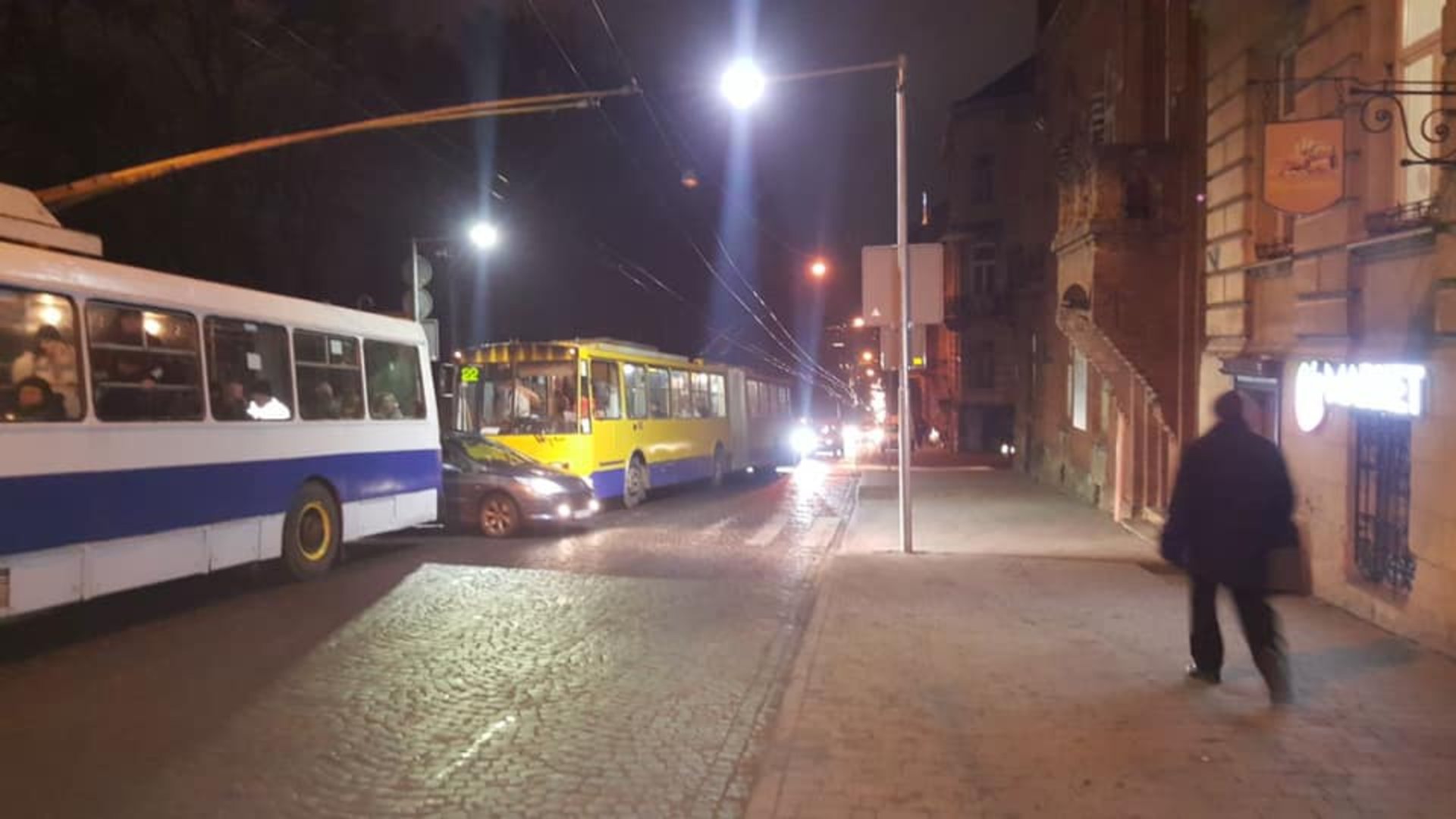 У Львові маршрутка не розминулась з автомобілем. Фото Варта-1