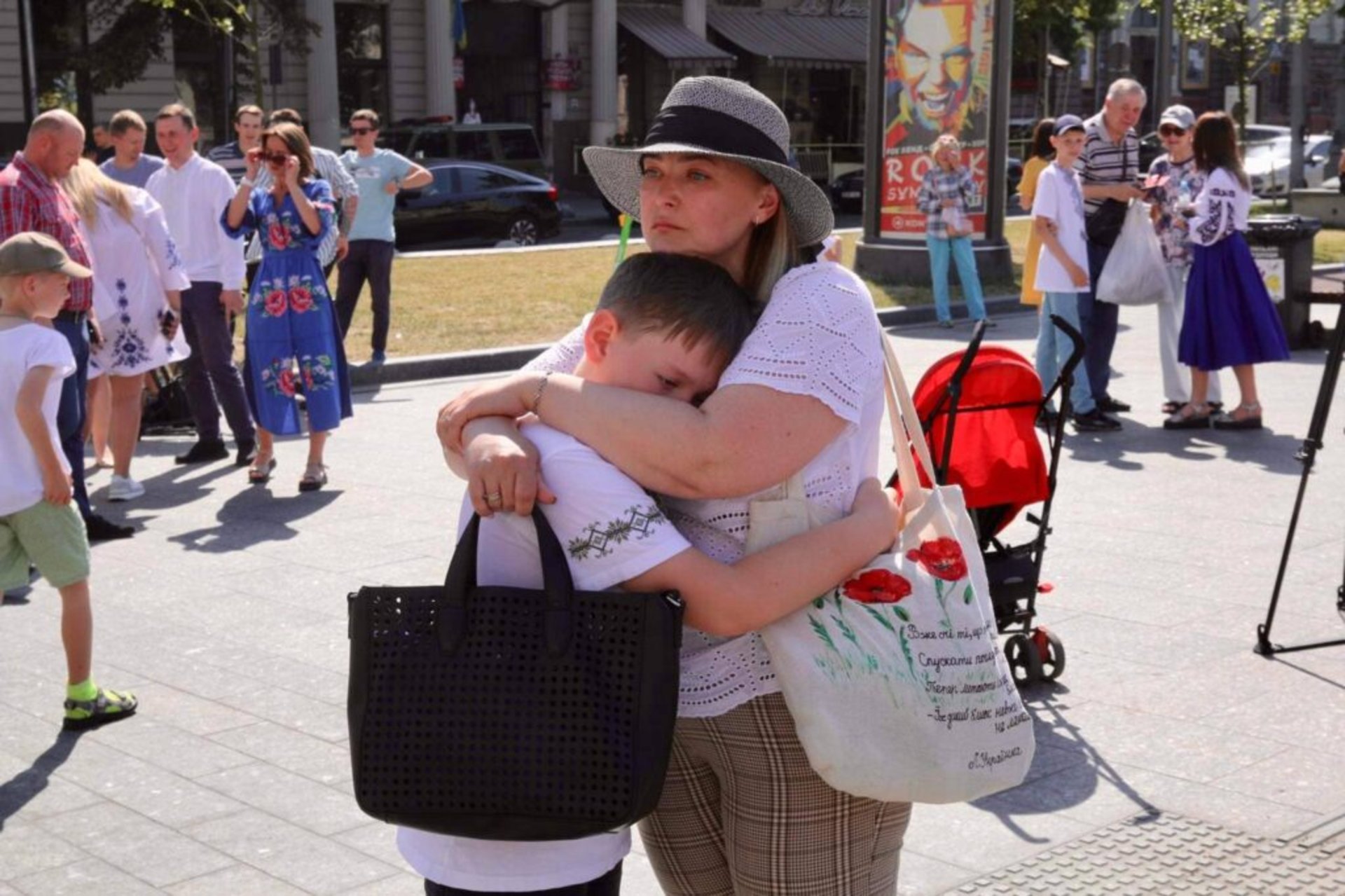 Дітки з різних куточків держави, які через війну знайшли прихисток на Львівщині, склали з дерев’яних пазлів карту України як символ неподільності нашої держави. Кожна дитина встановила на основу одну область