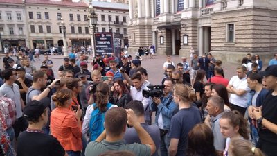 Як біля Львівської опери сепаратисти зібрались на акцію (ФОТО)