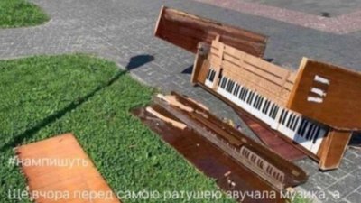 У Дрогобичі молодик розтрощив піаніно вуличного музиканта (ВІДЕО)