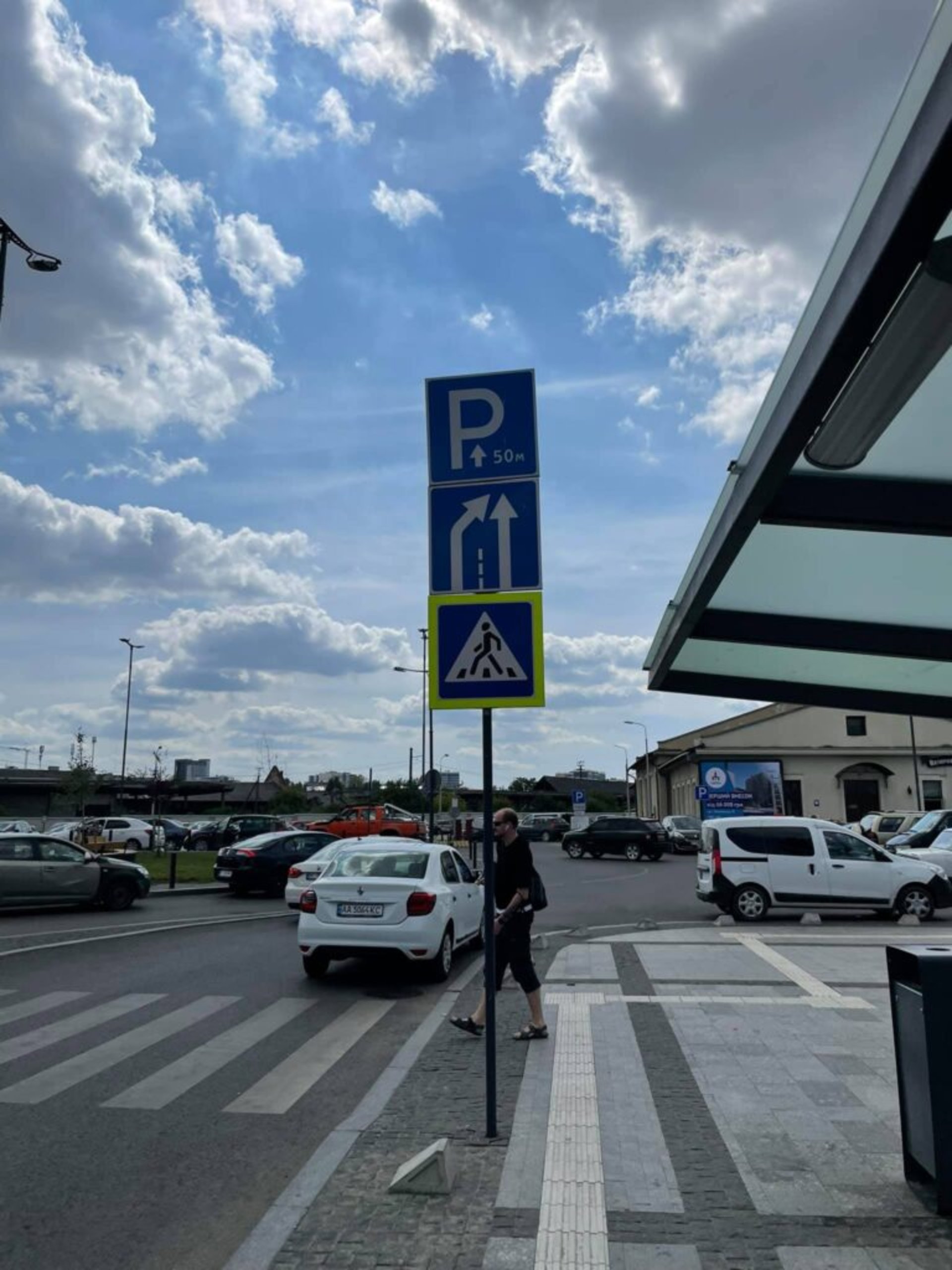У Львові біля головного залізничного вокзалу почали штрафувати водіїв, фото Зручне місто