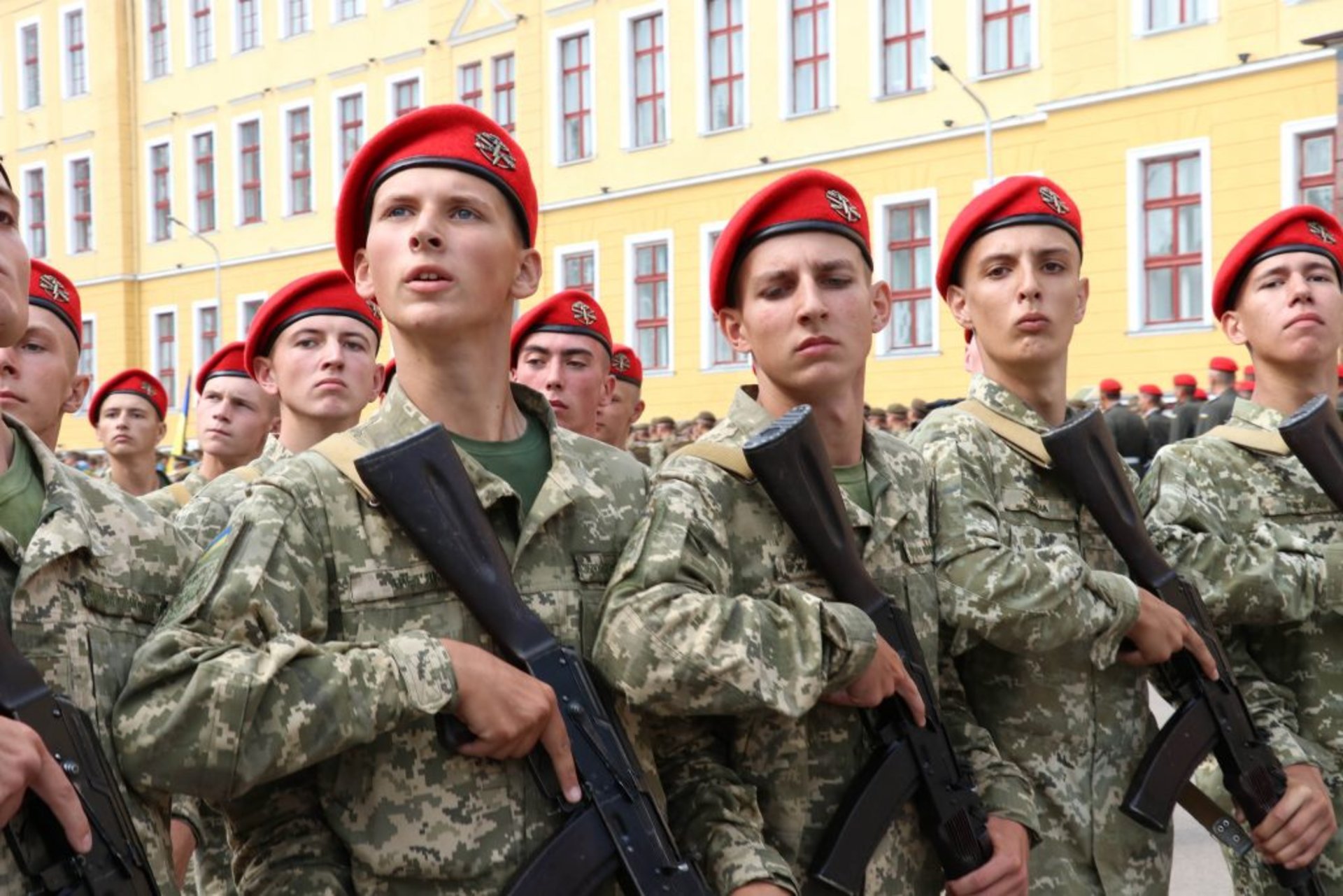 Майже півтисячі курсантів-першокурсників склали Військову Присягу на вірність українському народові