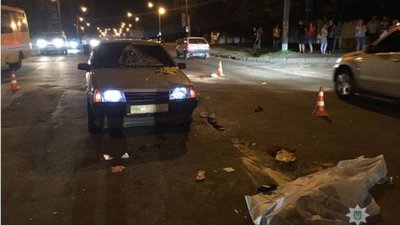 У Львові 18-річний водій скоїв наїзд на трьох пішоходів:  одна людина загинула на місці, жінка з дитиною в лікарні