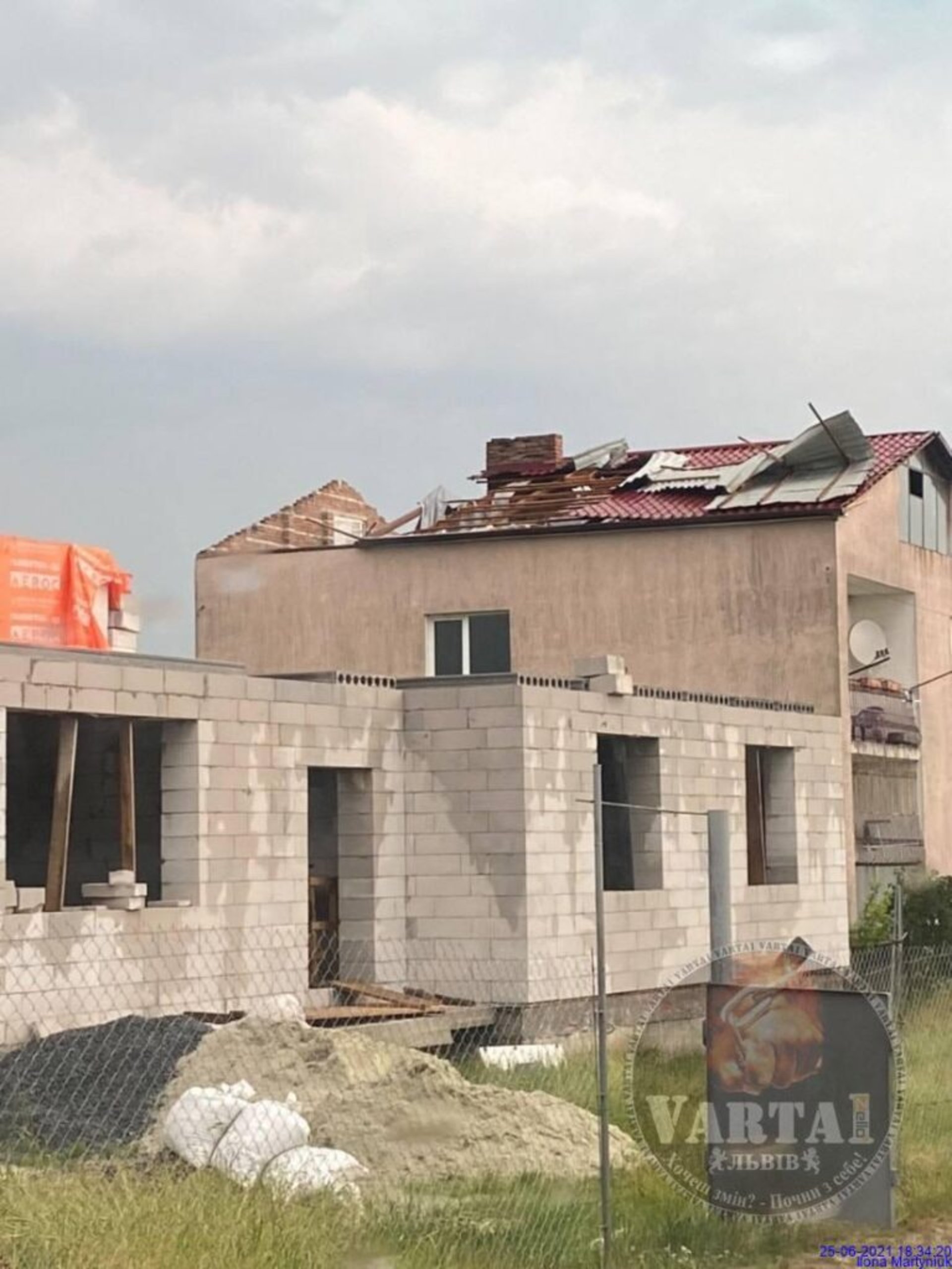 Біля Львова із будинку зірвало дах