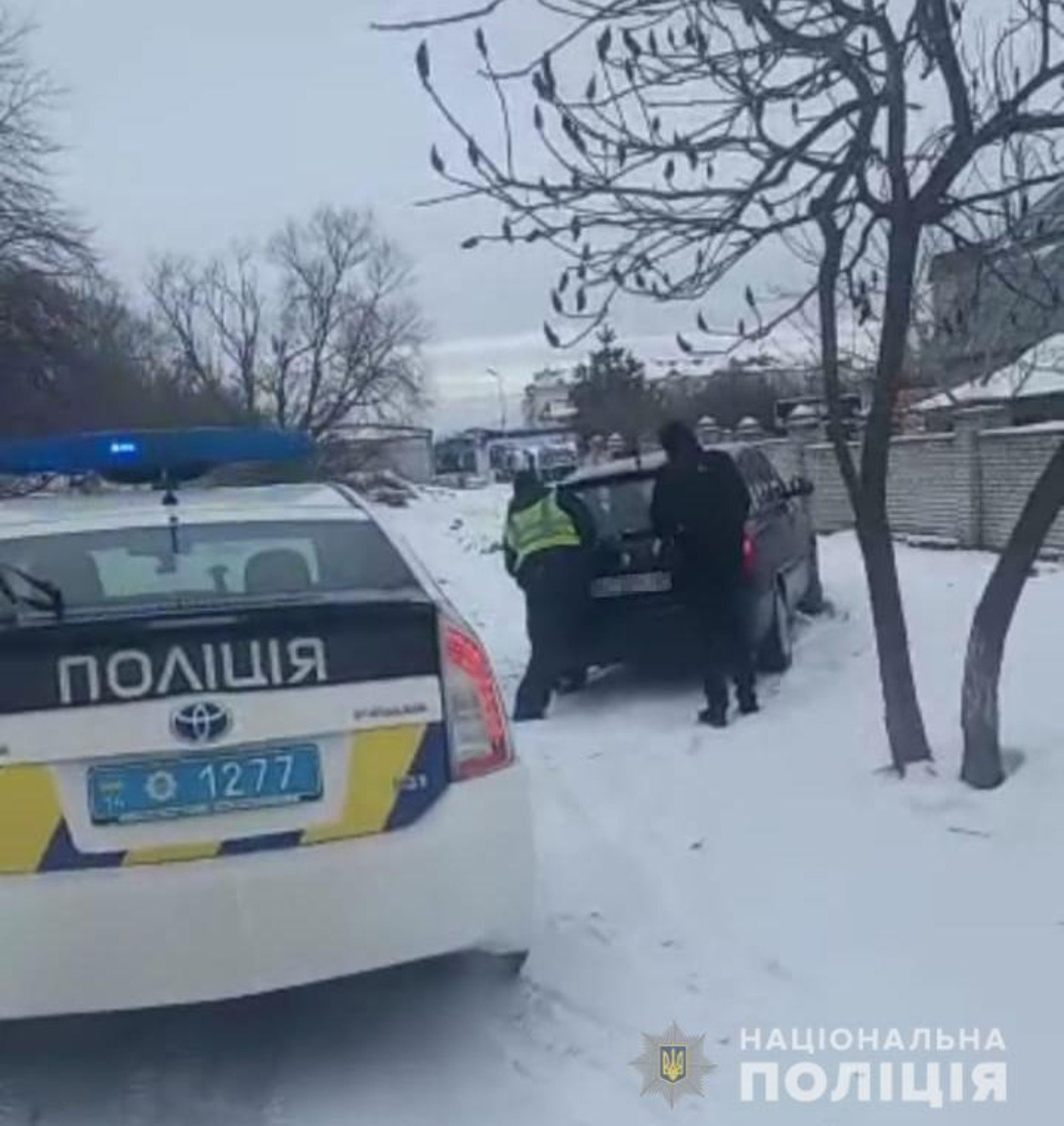 На Львівщині водіїв закликають звертатись до поліцію у разі складних погодних умов