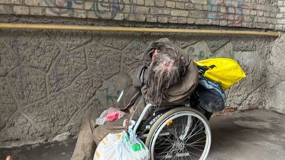 На Львівщині людина з інвалідністю живе в арці