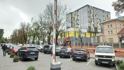 У Львові сотні авто житлового кварталу стали "заручниками" через ремонт вул. Шевченка (ФОТО)