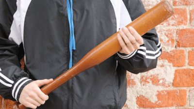 У Винниках неадекватний чоловік побив людей дерев‘яною битою