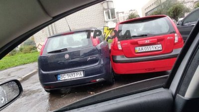 Як у Львові на Сихові паркуються автомобілі (ФОТО)