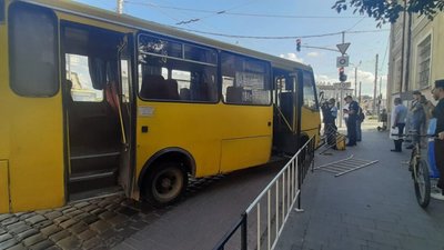 У Львові вздовж велодоріжки вимагають демонтувати паркан (ФОТО)