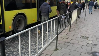 У Львові на одній з вулиць просять придбати перешкоду для пасажирів (ФОТО)