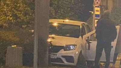 У Львові на перехресті автомобіль влетів у стовп (ФОТО)