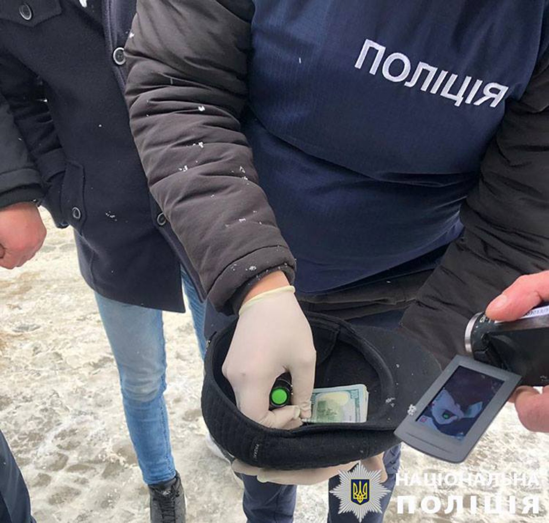 У Львові на хабарі у 1 500 доларів США затримали лісничого