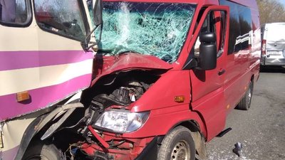 У горах Львівщини легковик спричинив ДТП з пасажирським автобусом і бусом: четверо постраждалих