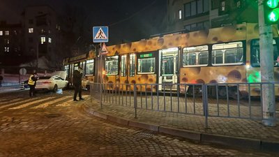 У Львові автомобіль влетів у трамвай