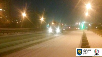 Сніг у Львові: у мерії переконують, що техніка працюватиме всю ніч