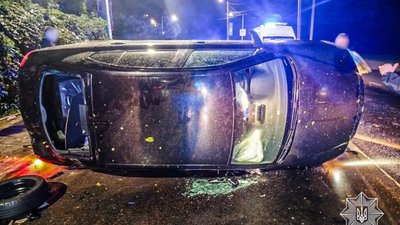 У Львові п’яний водій перекинув автомобіль