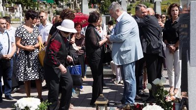 Порошенко у Львові відвідав посвячення пам'ятника на могилі Василя Сліпака