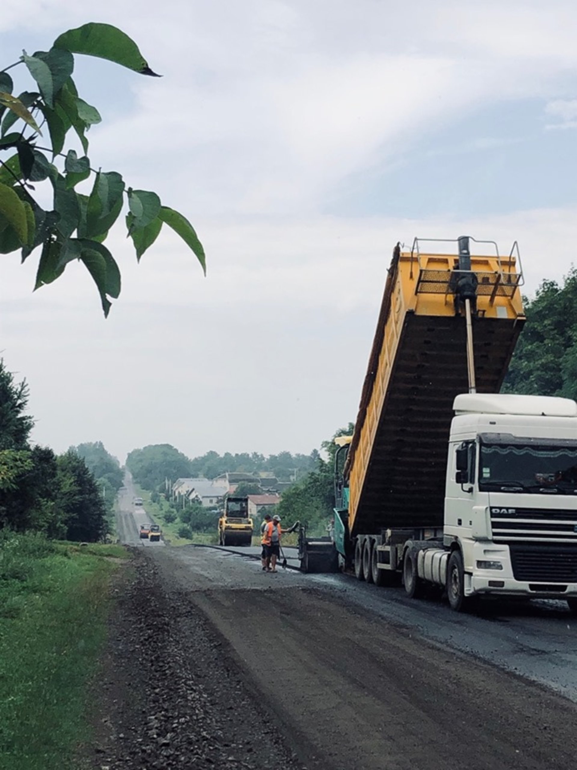 Дорогу до Рогатина нарешті відремонтують. Фото: служба автомобільних доріг.