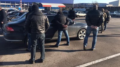 У Львові СБУ затримала торгівців системами для електронного зламу машин