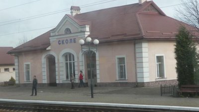 У Сколе на залізничному вокзалі чоловік потрапив під колеса поїзда