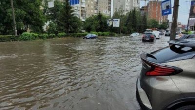 Тернопіль накрила потужна злива: вулиці пішли під воду, вітер ламав гілля (ФОТО)