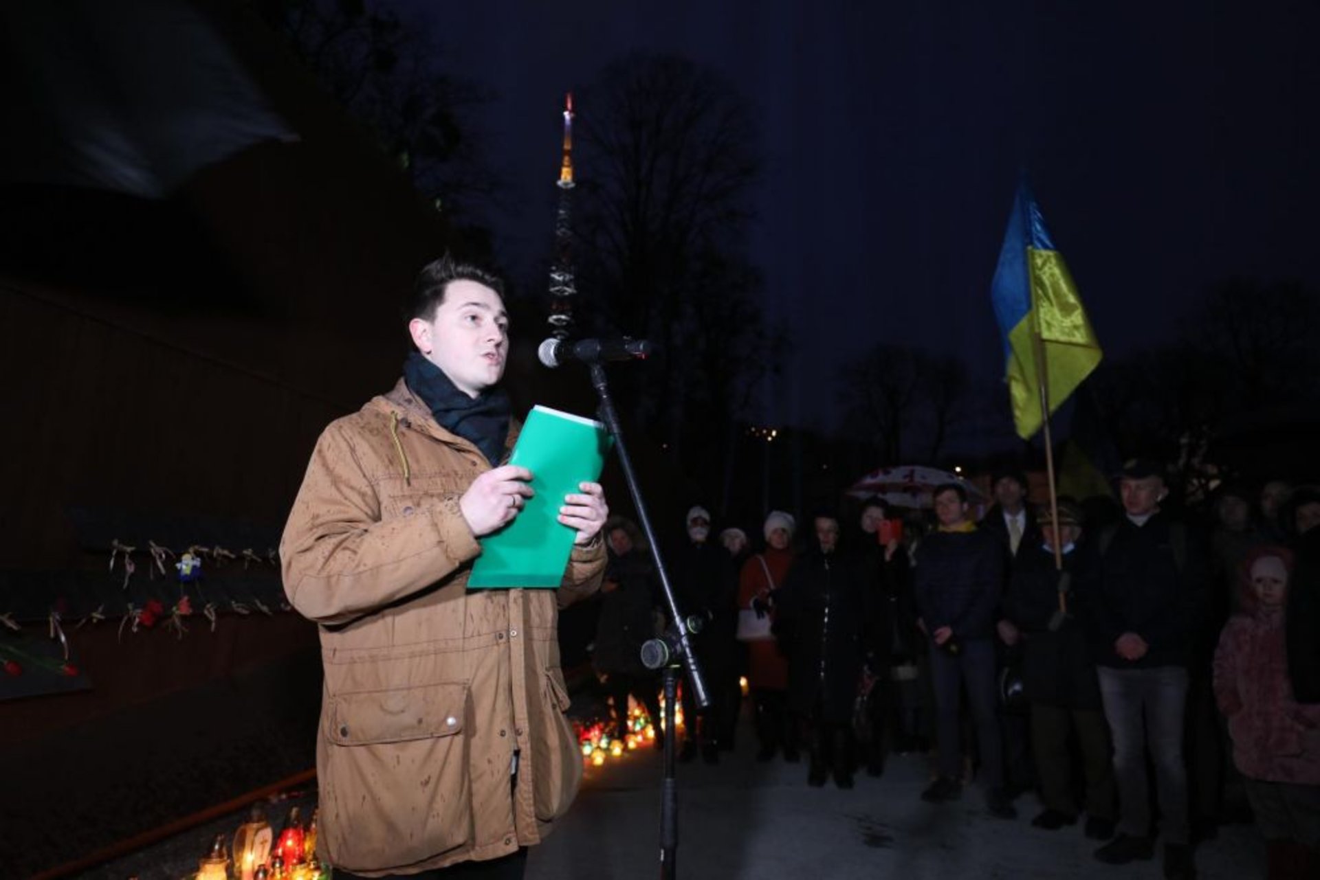 У Львові в пам'ять про Героїв Небесної Сотні в небо зринули десятки світлових променів, фото ЛМР