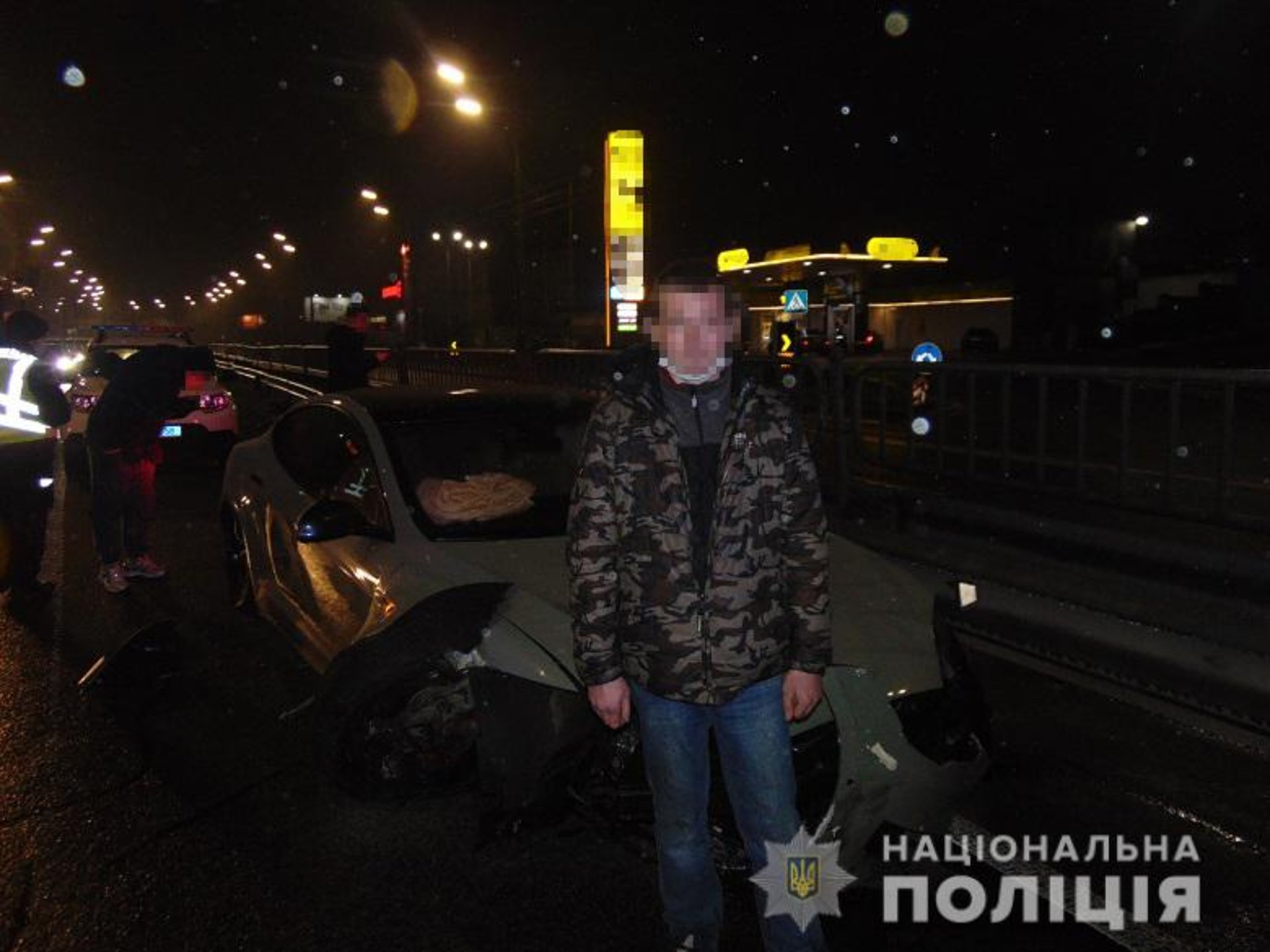 У Києві п’яний автомийник вирішив "покататися" на "Теслі" клієнта і потрапив в аварію