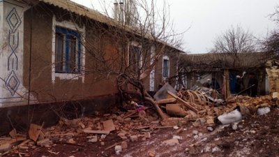 На Луганщині снаряд окупантів влучив у двір ліцею (ФОТО)