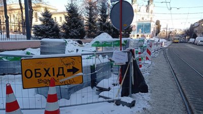 Реконструкцію підпірної стінки на вулиці Степана Бандери обіцяють завершити влітку 2023-го
