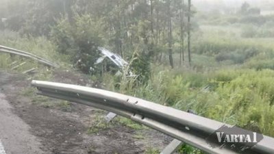 На трасі Львів - Краковець автомобіль злетів з дороги