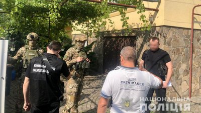 Двох працівників Закарпатської митниці викрили на одержанні хабаря