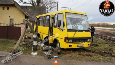 З’явилось відео моменту ДТП за участі маршрутки та локомотиву біля Львова (ФОТОРЕПОРТАЖ)