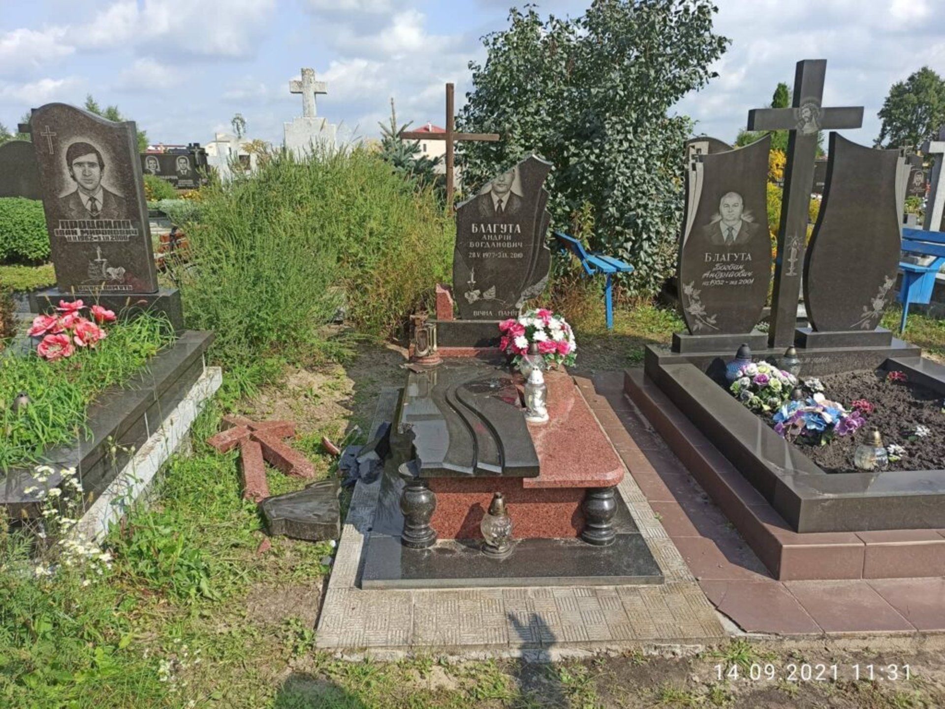 У Жовкві на цвинтарі вандали зруйнували надгробок, фото Ігор Муравський