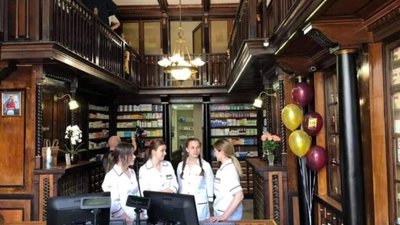 Відома мережа закриває сторічну аптеку в центрі Львова через високу вартість оренди