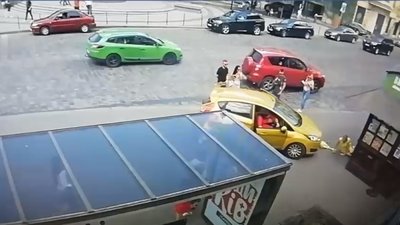 У центрі Львова легковик збив жінку на тротуарі (ВІДЕО)