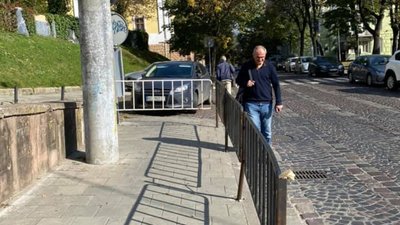 У Львові для пішоходів загородили тротуар (ФОТО)