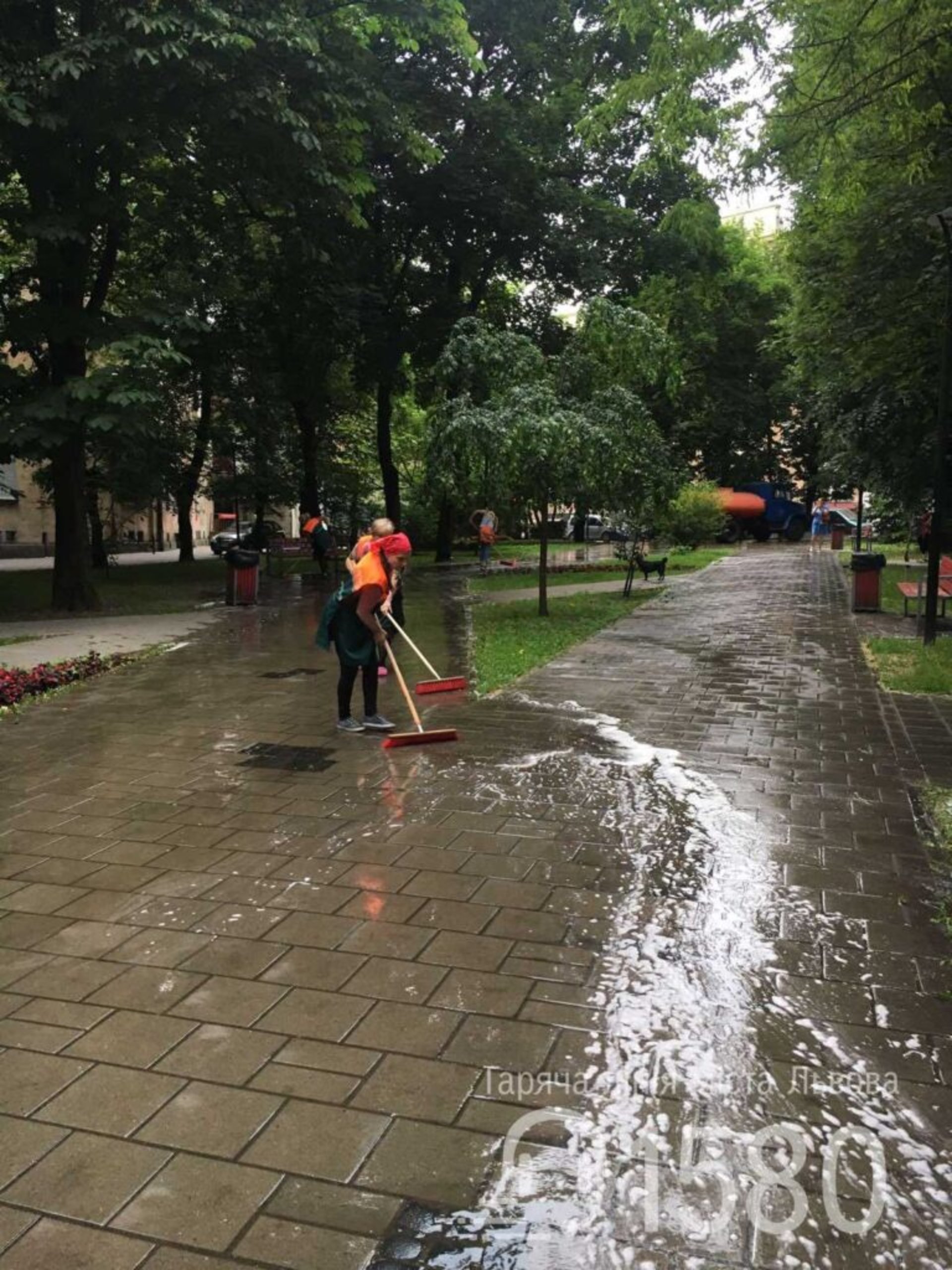 У Львові перед дощем комунальники помили вулиці міста