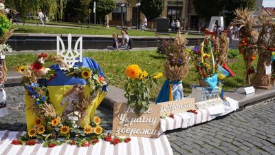На Львівщині відкрили виставку квіткових декорів