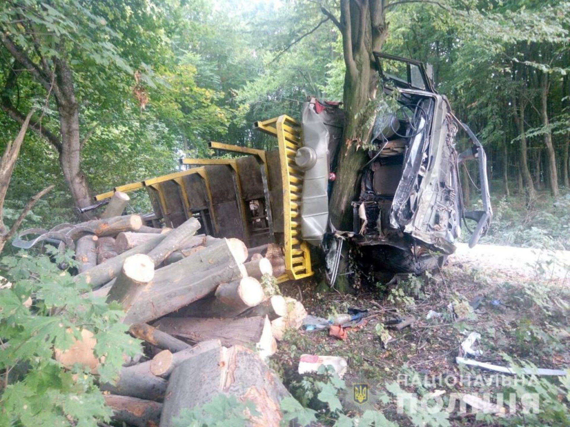 На Львівщині КамАЗ вилетів в кювет