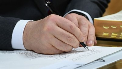 Порошенко долучився до всеукраїнської акції з переписування Біблії (ФОТО)