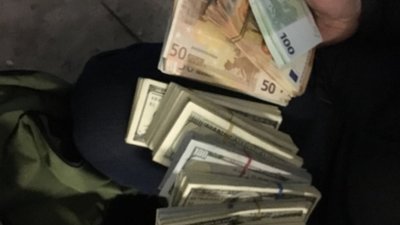 В «Раві-Руській» прикордонники виявили 185 флаконів з парфумами та велику кількість валюти