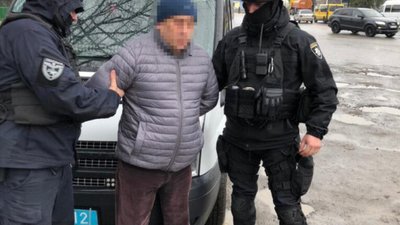 На Львівщині поліція затримала злочинця, який три роки переховувася в дивані від правосуддя