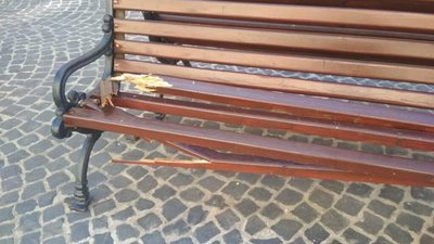 У Золочеві вандали нищать лавки на вулицях міста (ФОТО)