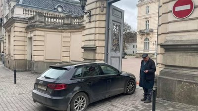 У Львові водій припаркувався біля Палацу Потоцьких (ФОТО)