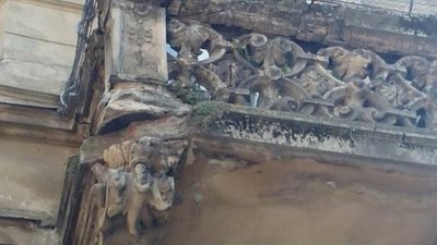 У центрі Львова над головами перехожих завис аварійний балкон (ФОТО)