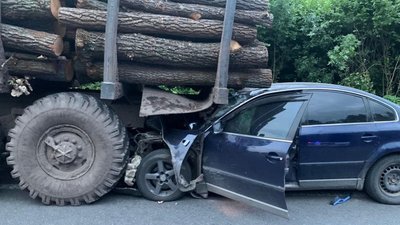 У Туринці легковик влетів під «Урал» з дровами (ФОТО)
