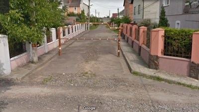 У Дрогобичі демонтують шлагбауми та обмежувачі руху