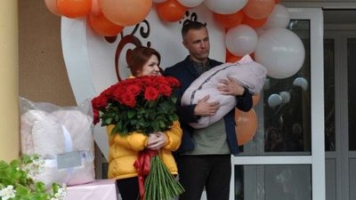Звільнену з полону військову Мар'яну Мамонову виписали з пологового та подарували квартиру у Луцьку
